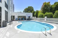 Hampton Inn & Suites Burlington - Pools