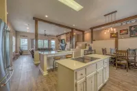 Family Friendly House!  Great Mountain Views!   Sleeps 14 루이도소 호텔