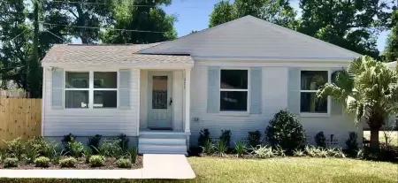 Cozy Cottage / One Block Away FromWater!