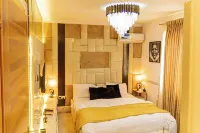 Business Travelers, Families, and Weekend Guests Seeking Comfort and Convenience  호텔