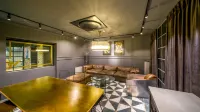 Moyen Hotel - بار