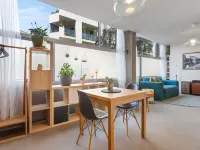 Chic 1-Bed Apartment in the Heart of Newtown - Homestays