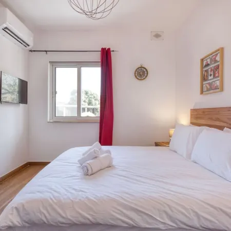 Qala Tranquil Escape - Stylish with Terrace & AC