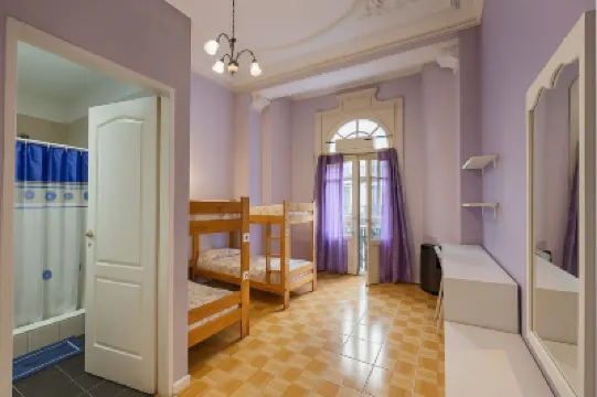 ホステル エストリル バローロ宮殿周辺のホテル