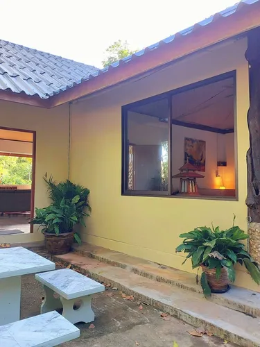 รูปภาพของบ้านชายหาดสงบที่เกาะยาวน้อย พร้อมสวนส่วนตัว