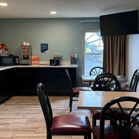 Super 8 by Wyndham Evansville North