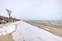 5 Mi to Point Beach State Forest: Home w/ Fire Pit - Homestays