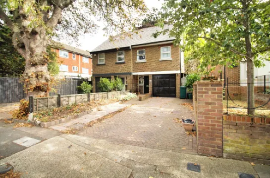 3 Bed Town House - Sleeps 5 - Ensuite - Off Street Parking - Pets Welcome - Wifi
