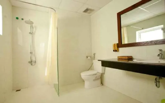 Seavitel Beach Hotel Danang Отели рядом с достопримечательностью «Da Nang Museum»