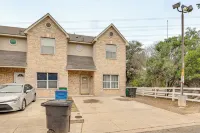 Suburban San Antonio Stay Near Parks & Hospitals - Wifi