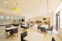 Elimwood Hotel, A Ramada by Wyndham - Airport Shuttle