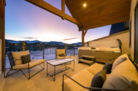 Gorgeous Mountain Retreat with Private Hot Tub - Exquisite Luxury Escape