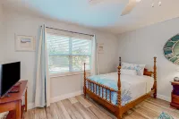 Updated Home With Great Outdoor Space - Close to the Beach - balcony