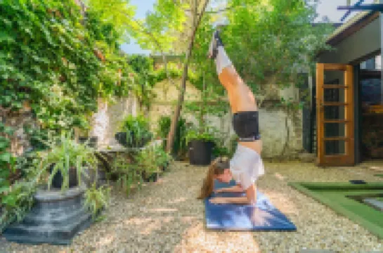 เนเวอร์แอทโฮมคลูฟสตรีท โรงแรมใน