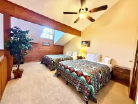 Barnes Backwoods Retreat~Close to Branson Fun and Area Lakes~Pet Friendly