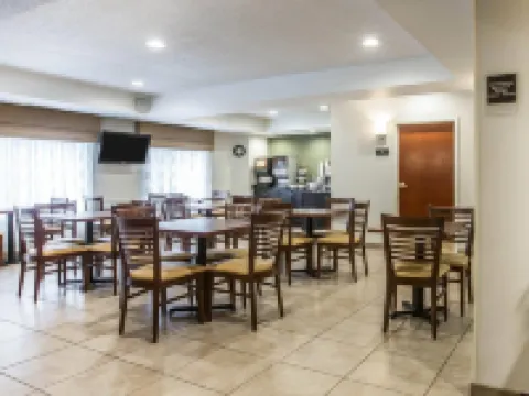 スリープ イン & スイーツ クイーンズベリー - レイク ジョージ クイーンズベリーのホテル