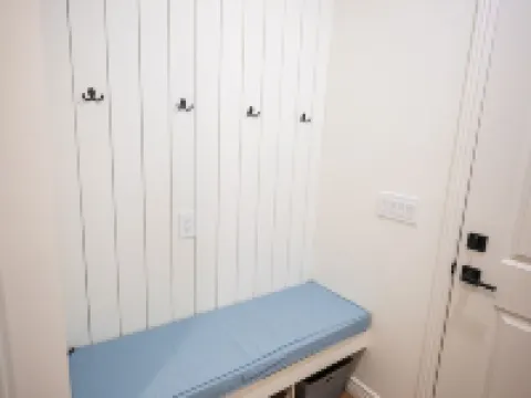 NEW BUILD Spacious 4-bedroom house with great location- sleeps 10 撒切酒店