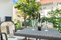 Apartments Jelica - Pysäköinti