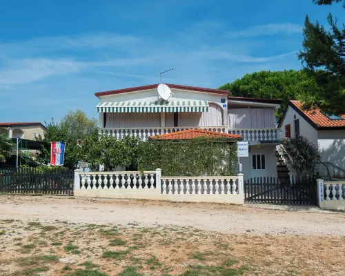 Apartments Stefani Hotels in Vir