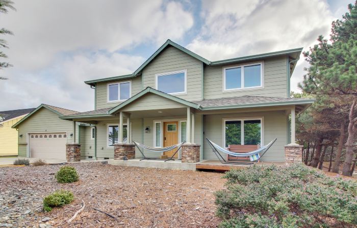 Spacious Bandon Getaway - 2 Blocks to Ocean!