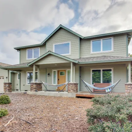 Spacious Bandon Getaway - 2 Blocks to Ocean!