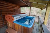 14 Guest, 7 Bed, 4 BR, Lakefront Cabin w/ Hot Tub