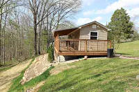 Cozy Cove. A cozy one bedroom tiny home.