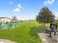 Updated home on 2/3 acre w/ HOT TUB and BOAT DOCK! Walk to 3 bars/eateries Hotels in Stokes Township