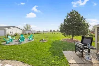 Updated home on 2/3 acre w/ HOT TUB and BOAT DOCK! Walk to 3 bars/eateries