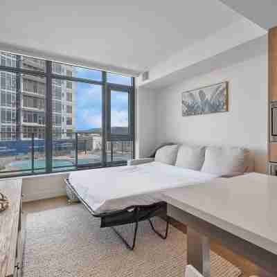AQUA Corner Unit w Balcony and Amazing View #614 Rooms