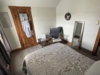 Location! Location! Location! 5 Bedroom Home 1 Block From Downtown Decorah فنادق في ديكوراه