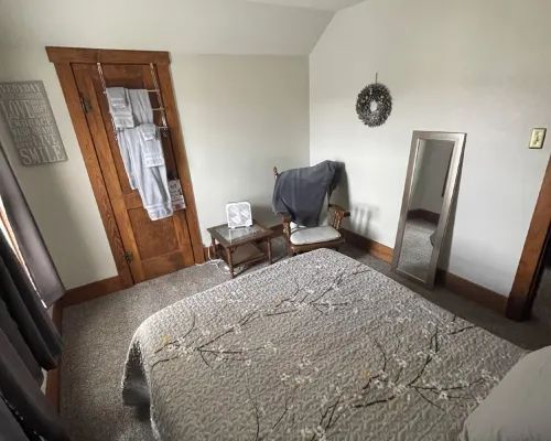 Location! Location! Location! 5 Bedroom Home 1 Block From Downtown Decorah โรงแรมในเดคอราห์