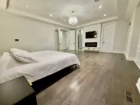 Luxurious 5-Bedroom House in Toronto - Modern Elegance Awaits - บังกะโล