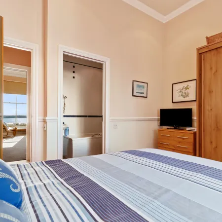 7 South Beach Court - Sea Front Apartment with Spectacular Sea Views