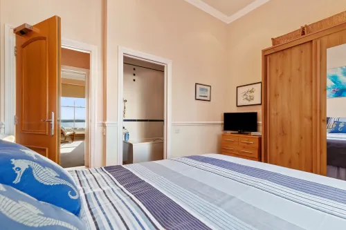 7 South Beach Court - Sea Front Apartment with Spectacular Sea Views