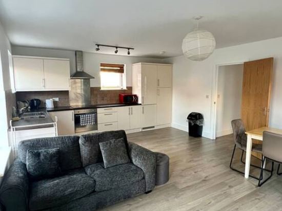 Lovely 2-Bed Flat with Great Transport Links