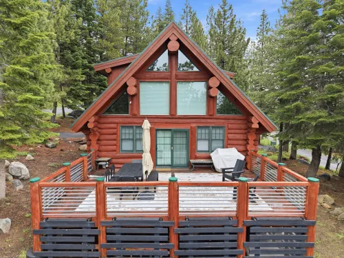 Log Cabin With Shou Sugi Ban Fireplace - Vh401 4 Bedroom Home - Homestays