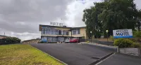 Blue Lake Motel - parking