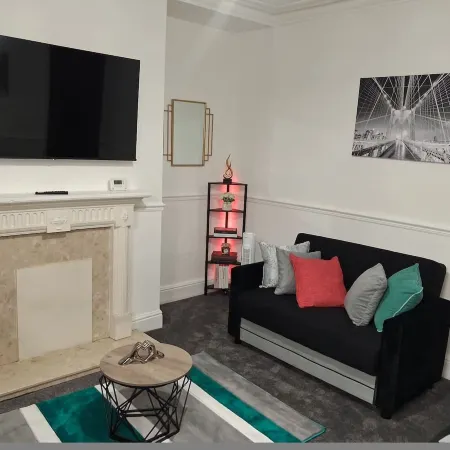 Spacious Leeds Home Sleeps 6 Free Parking