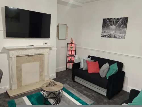 Spacious Leeds Home Sleeps 6 Free Parking - 2-Star