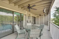 Tranquil Osage Beach Condo w/ Waterfront Decks! - 3 tähden