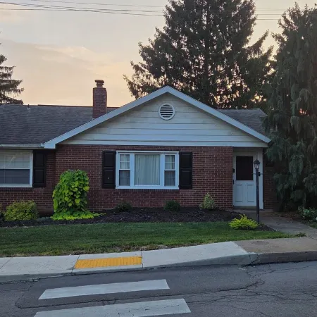 Charming retro house on University Ave, walking distance from WVU Stadium.
