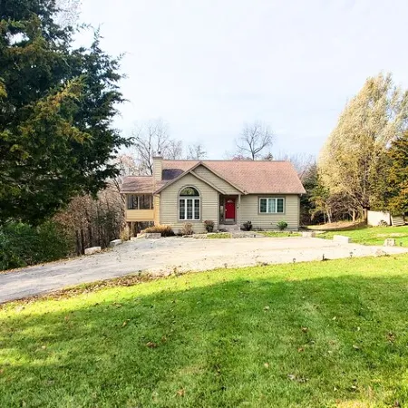 Rustic with a modern twist 3 bdr/3.5 bath chalet