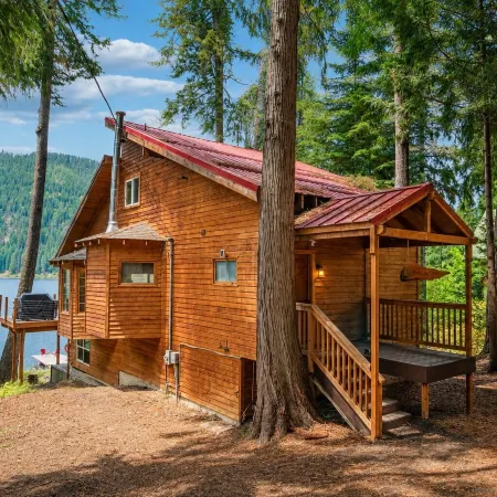 Alpine Lake Escape on Fish Lake 3 Bedroom Home by NW Comfy Cabins by RedAwning