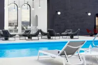 Renaissance Reno Downtown Hotel & Spa - مسبح