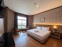 Lert Thani Hotel Suphanburi Province - موقف سيارات