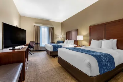 Comfort Inn & Suites Paris Hotels near Walmart Supercenter