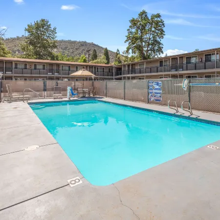 Econo Lodge Inn & Suites