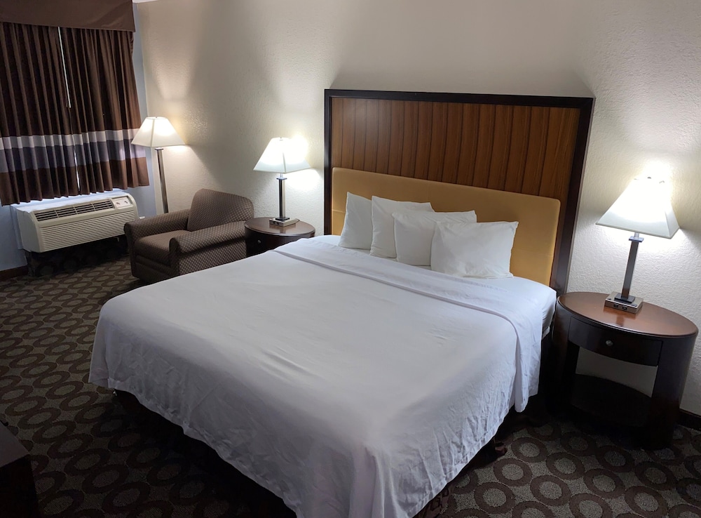 Econo Lodge Inn & Suites