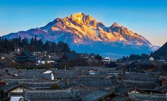 Tinghuatang halfway up a hill Resort Hotel (Lijiang Ancient City Panorama)